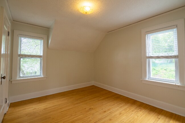 Building Photo - 721 Lincoln Pkwy