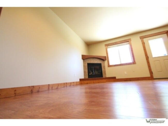 Building Photo - Gorgeous Townhouse!