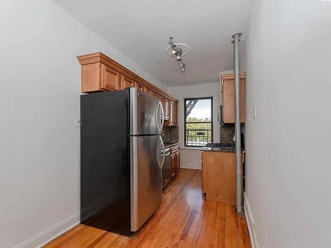 Foto del edificio - 50 Reservoir Ave