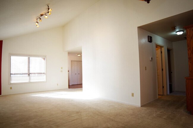 Foto del edificio - 4890 Lake View Pl