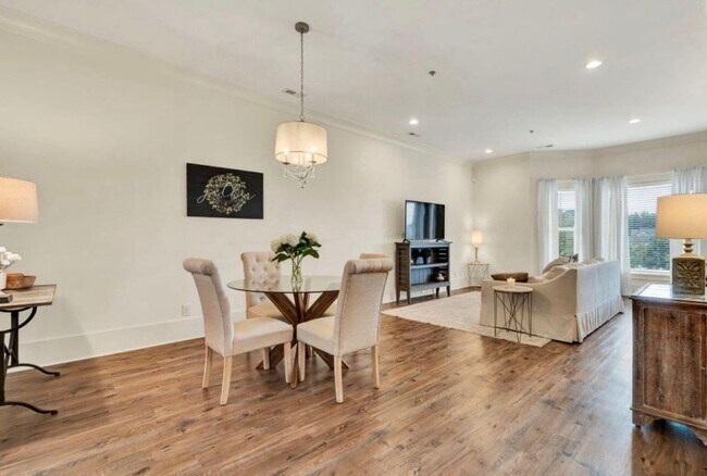 Foto del edificio - BEAUTIFUL EXECUTIVE TOWNHOME FOR RENT