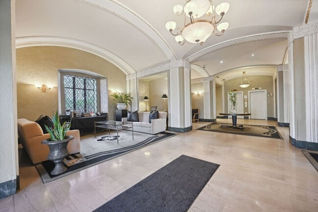 Building Photo - Beautiful, Lighted Filled Studio in Kalorama Heights!