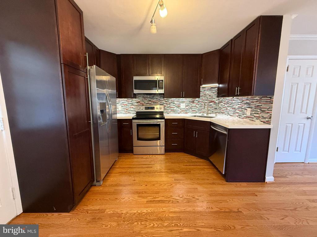 Primary Photo - 25 E 9th St