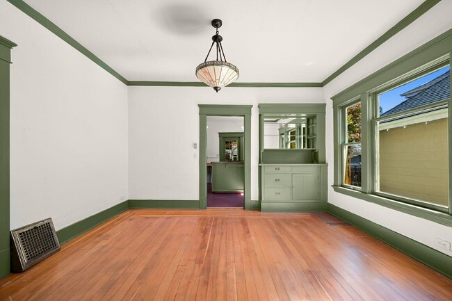 Building Photo - Charming, Warm, and Welcoming, Your Sunnyland Escape Awaits!