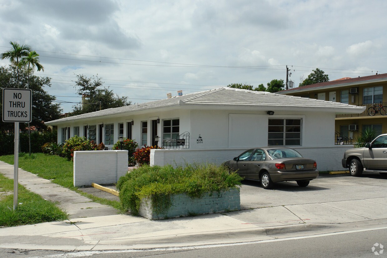 Building Photo - 6500 W Flagler St