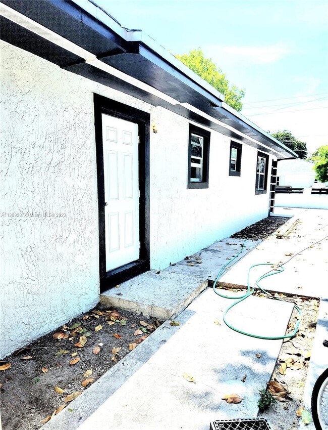 Foto del edificio - 6825 NW 2nd Ave