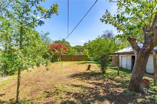 Building Photo - 2 Bedroom House in Brownwood ~ 1.4 Miles to Howard Payne University