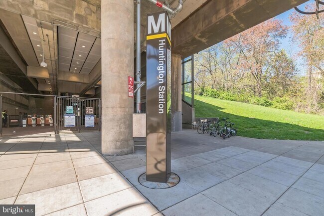 Foto del edificio - 2451 Midtown Ave