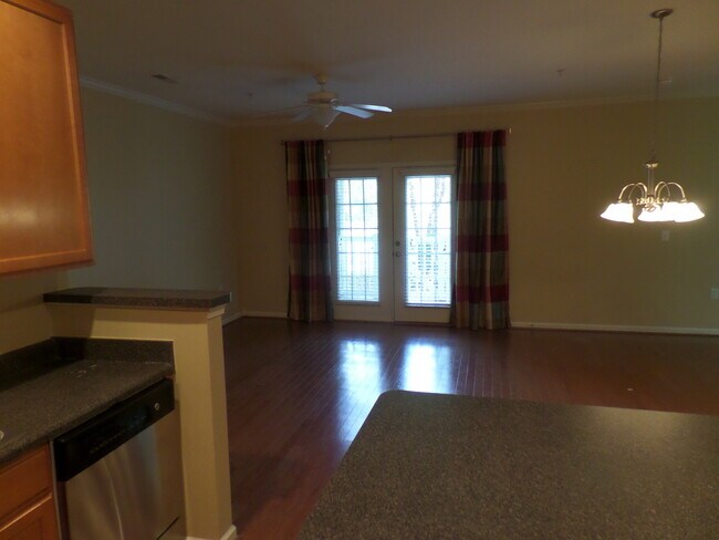 Foto del edificio - Eagle Creek Condos at Hillcrest!