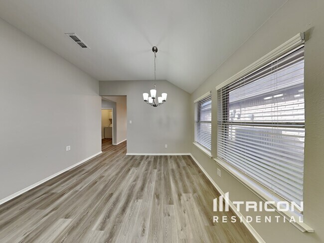 Foto del edificio - 1082 Roundrock Dr