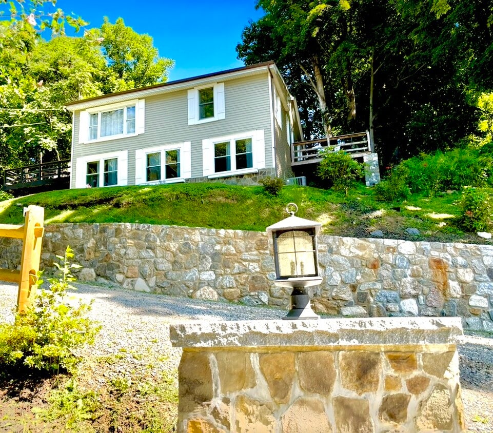 Photo - 35 Old Fish Rock Rd (Southbury, CT)
