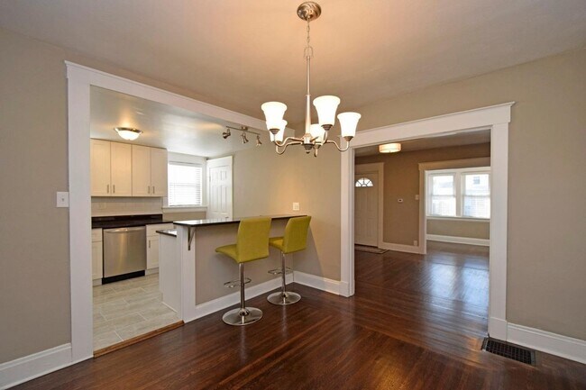 Building Photo - MADISONVILLE - Adorable 3/1  NEAR MARIEMON...