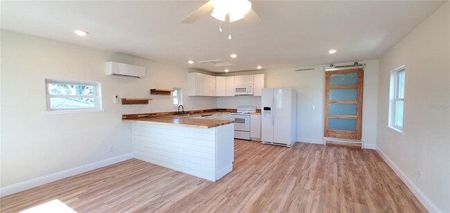 Building Photo - 912 Lake Jessie Dr