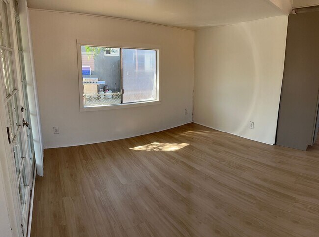 Foto del edificio - 2 Bedroom / 1 1/2 bathroom home in Perris