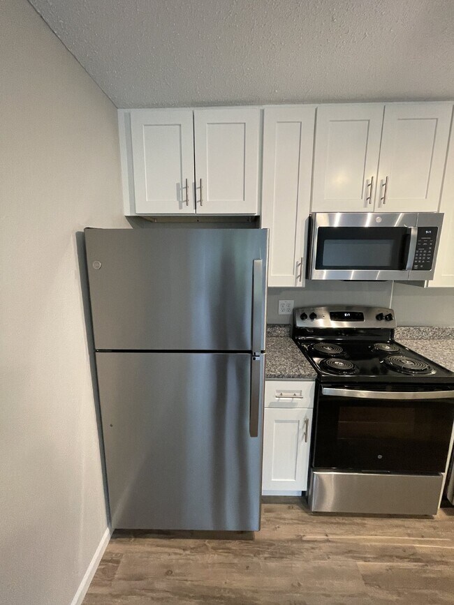 Building Photo - Charming Renovated 2 Bedroom Apartment wit...