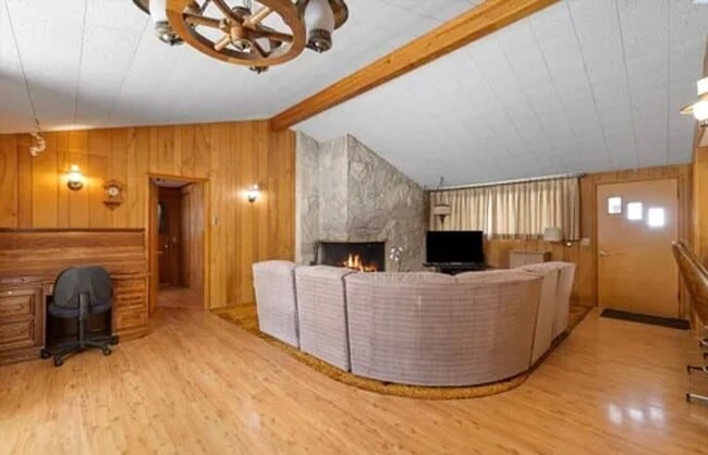 Foto del edificio - Spacious 4-Bedroom Home with Solar Panels in Richland