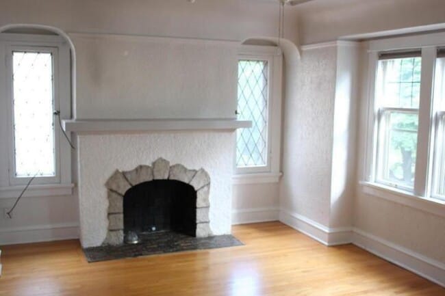 Building Photo - 1614 E Newton Ave