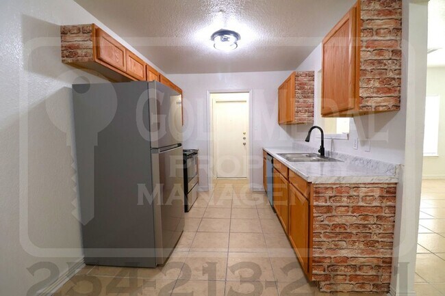 Building Photo - 2802 Alma Dr