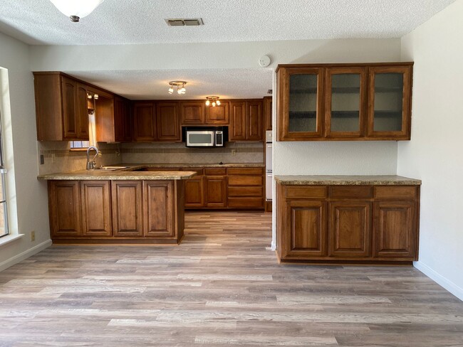 Building Photo - Eastside Beauty with an updated kitchen and sunroom
