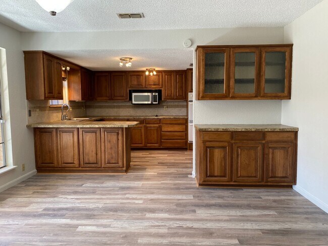 Foto del edificio - Eastside Beauty with an updated kitchen and sunroom