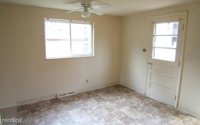 Building Photo - 3 br, 1 bath Townhome - 1300 Burr Ave