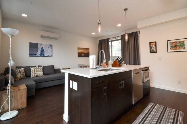 Foto del edificio - 6312 32nd Ave NW