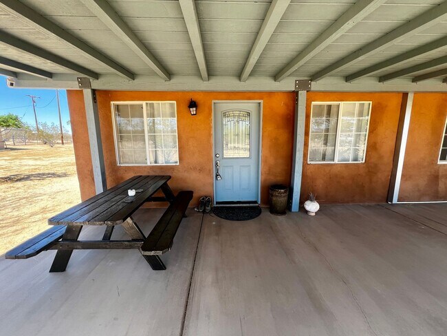 Foto del edificio - Charming 3-Bedroom Home for Rent in Landers, CA w SPA