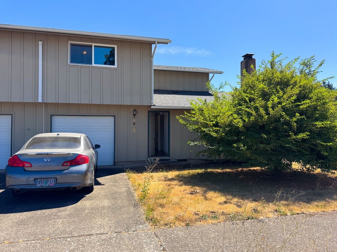 Foto principal - 3 Bedroom Duplex off Gilham Rd.