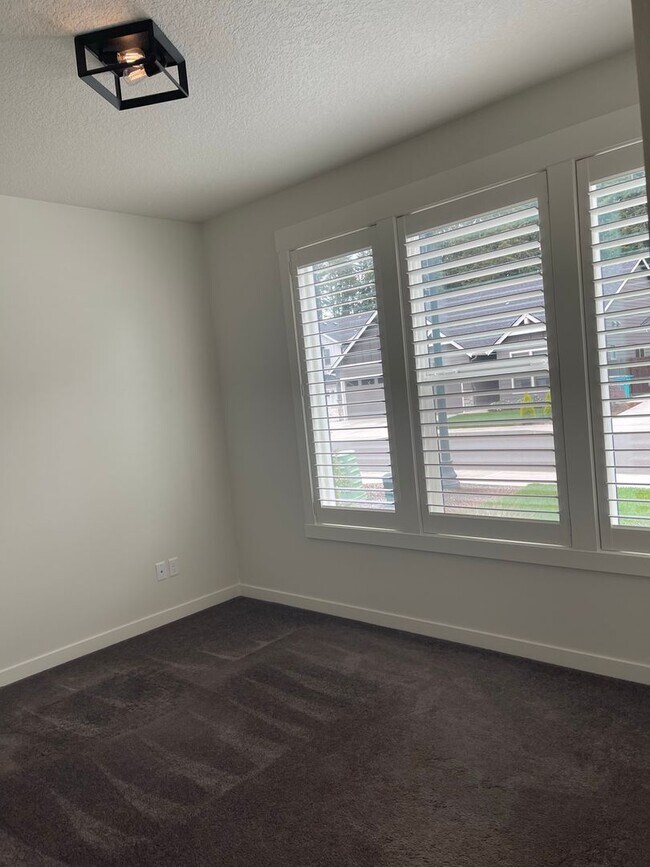 Building Photo - Welcome to this beautiful 3 bedroom, 2.5 b...