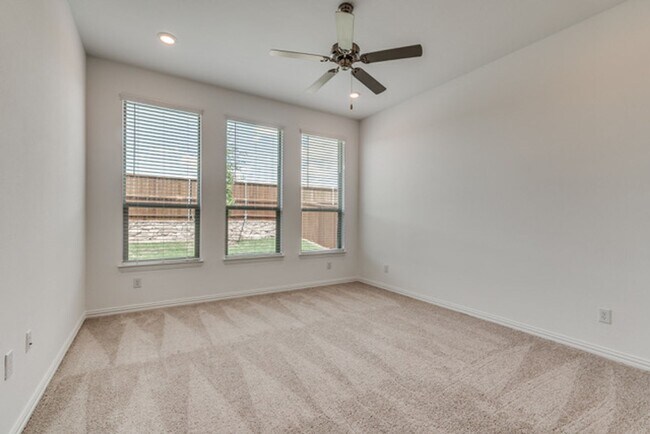 Building Photo - Move in Ready - 4 bedroom 2 bath