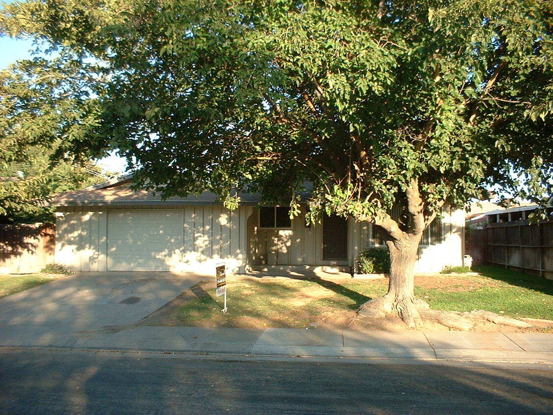 Foto principal - Large 4 bedroom 2 bath home FOR RENT!