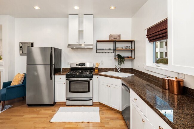 Foto del edificio - A Quiet Retreat with Parking, Patio, and City Proximity