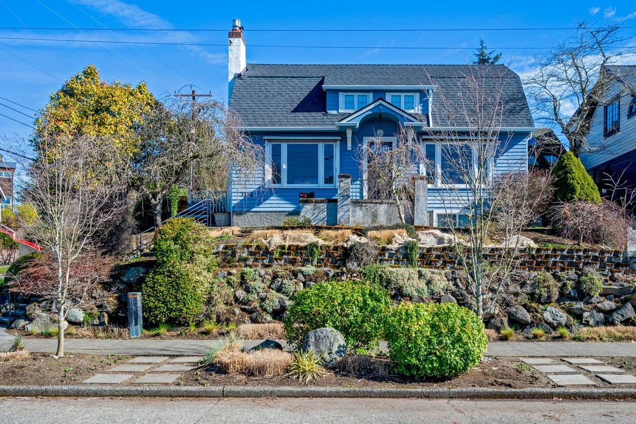 Primary Photo - Charming 3?Bed / 1?Bath Dutch-Colonial Hom...