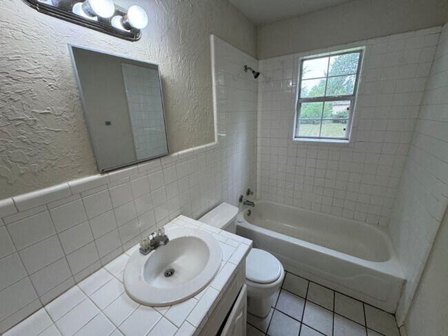 Foto del edificio - 4-bedroom garage conversion, cute and clea...