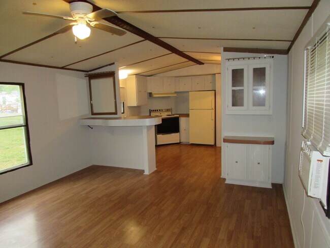 Building Photo - 3 Bed/2 Bath Singlewide Mobile Home - Larg...
