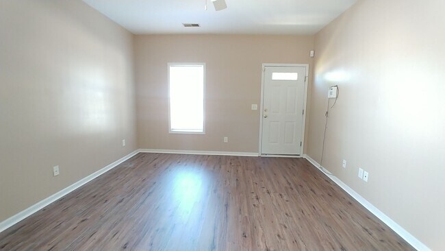 Foto del edificio - Freshly Painted Townhome