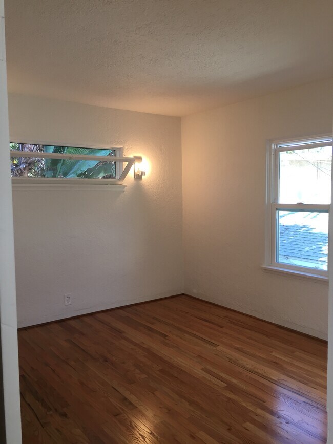 bedroom - 1040 Oakwood Ave