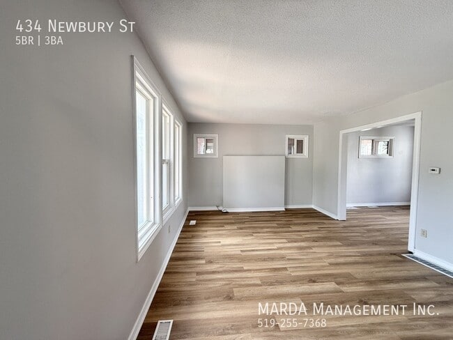 Building Photo - CHARMING 5 BED/2.5 BATH HOUSE DOWNTOWN + HYDRO, WATER & GAS!