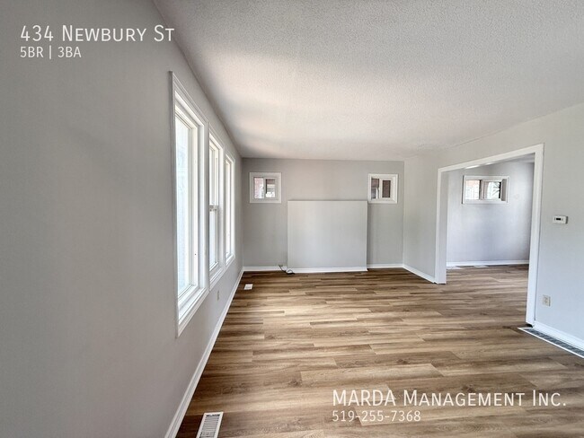 Photo du bâtiment - CHARMING 5 BED/2.5 BATH HOUSE DOWNTOWN + HYDRO, WATER & GAS!