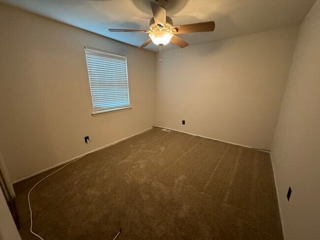 Building Photo - Charming 3-Bedroom Home with Garage in Wes...