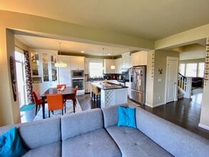 Building Photo - Welcome to the Claremont community in the Renton Highlands!