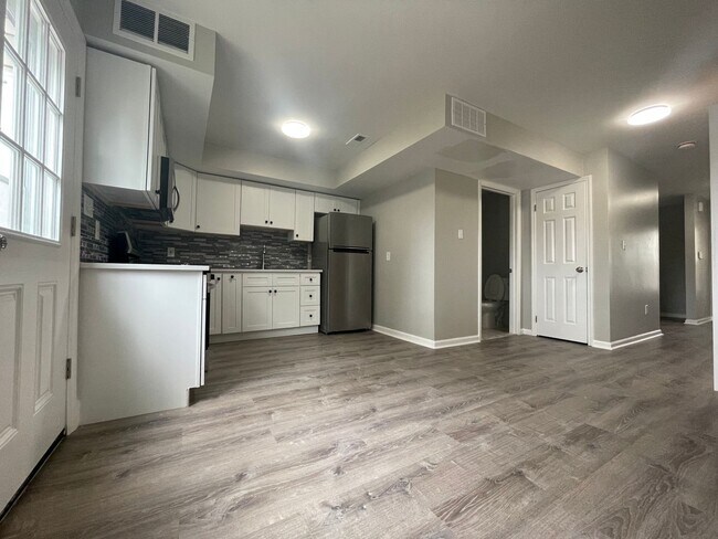 Foto del edificio - Beautifully Renovated 3 Bed/2 Bath in Roya...