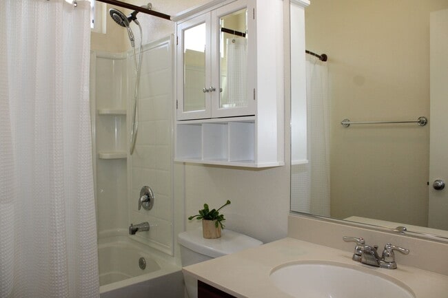 Building Photo - 1404 Mallard Creek Dr