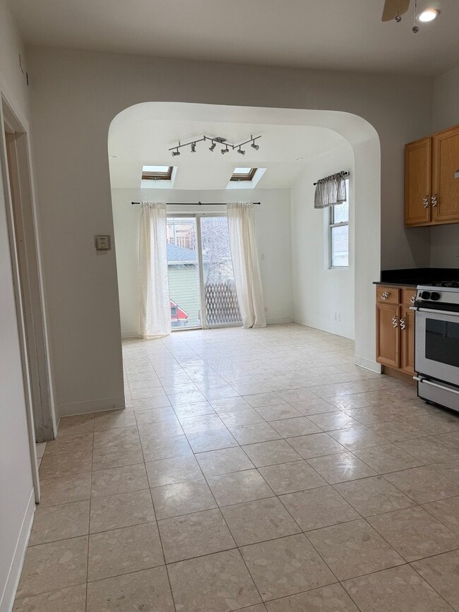 Foto del edificio - 2453 N Tripp Ave