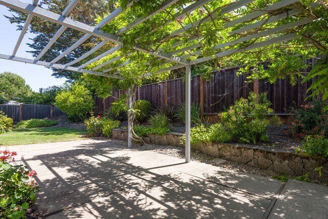 Building Photo - San Mateo Highlands Eichler Mid-Century 3/...