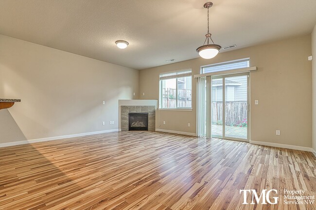 Building Photo - Beautiful Pet Friendly Home w/ 3 Beds and ...