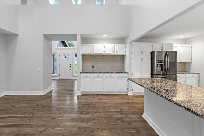 Building Photo - 3301 N Riverwood Dr