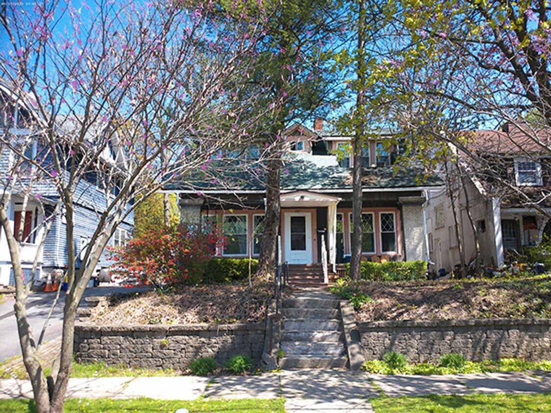 Foto principal - Available 6/1/25 Charming Two Story Single...