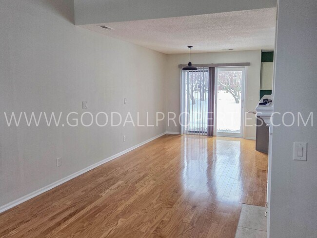 Foto del edificio - 2 Bedroom Townhome in Gated Community in West Des Moines