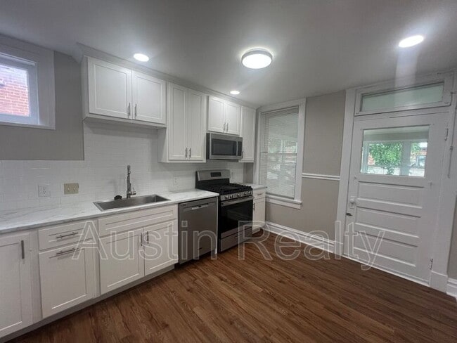 Building Photo - 1018 Commadore Dr.